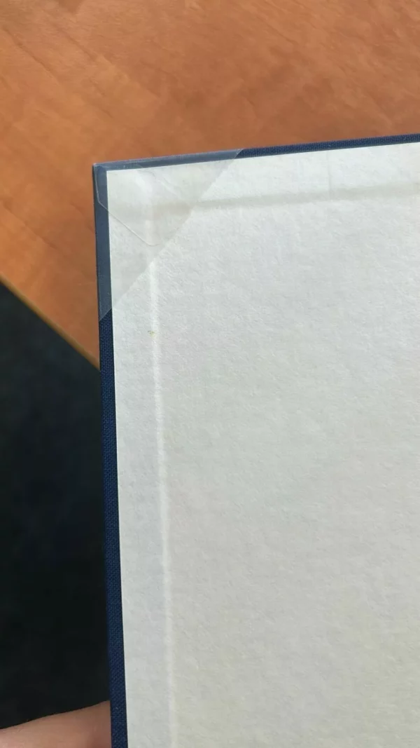 Coin de livre protégé par ruban adhésif