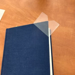 Livre bleu avec protège-coins transparents