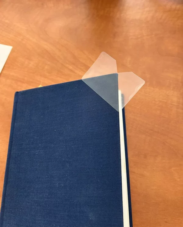 Livre bleu avec protège-coins transparents