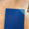 Carnet bleu sur table en bois