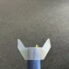 Petit insecte jaune sur support en plastique