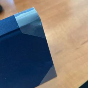 Coin de dossier bleu avec protection plastique