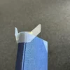 Coin de livre bleu avec protection plastique