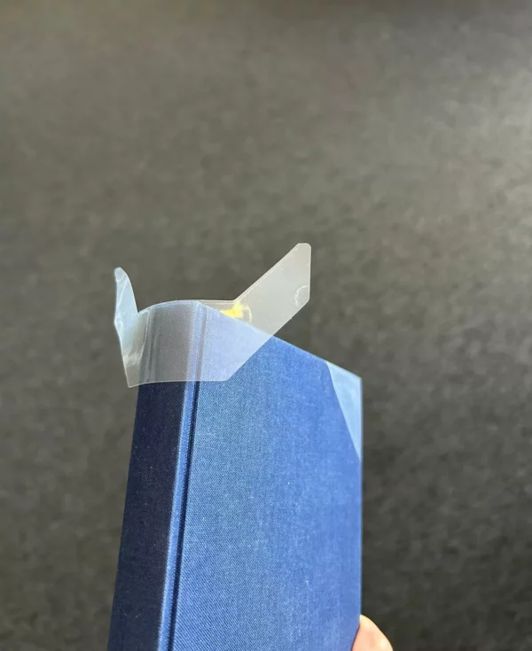 Coin de livre bleu avec protection plastique