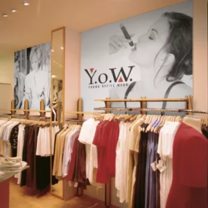 Boutique de vêtements Y.O.W. avec portants