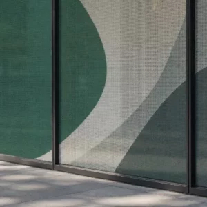 Façade vitrée avec motifs verts abstraits