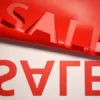 Mot SALE rouge avec reflet inversé