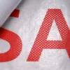Lettres rouges SA imprimées sur papier argenté